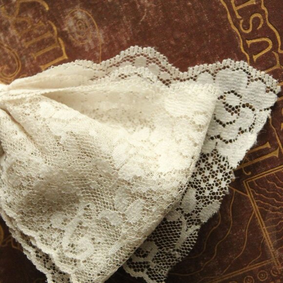 Vintage 1970s Wide Lace Trim, NOS Pale Beige Taupe Nylon 3.5" Wide, One Yard - Picture 4 of 11